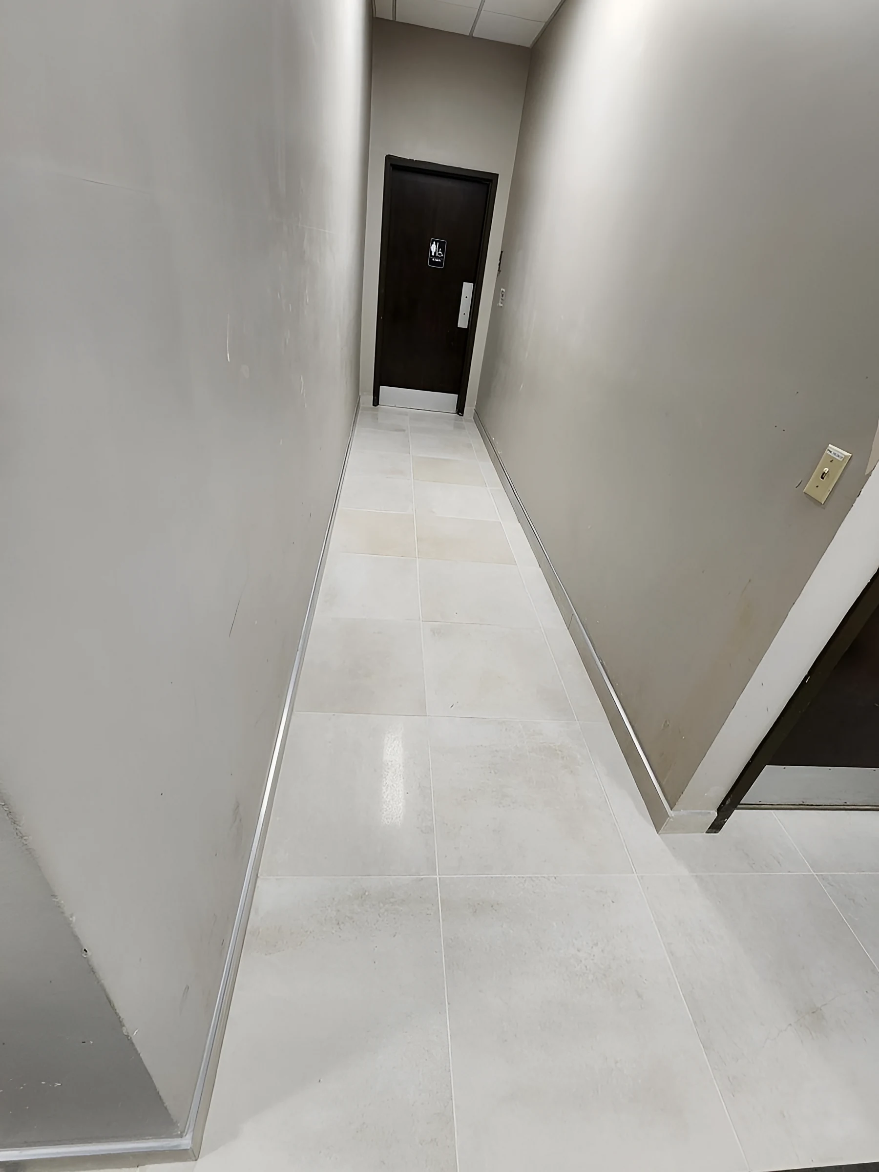 Un pasillo de porcelanato claro junto al vestíbulo