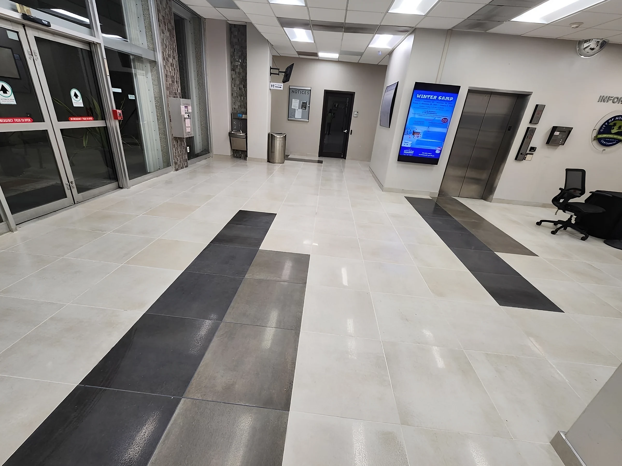 Piso de porcelanato en franjas en el vestíbulo del City Hall