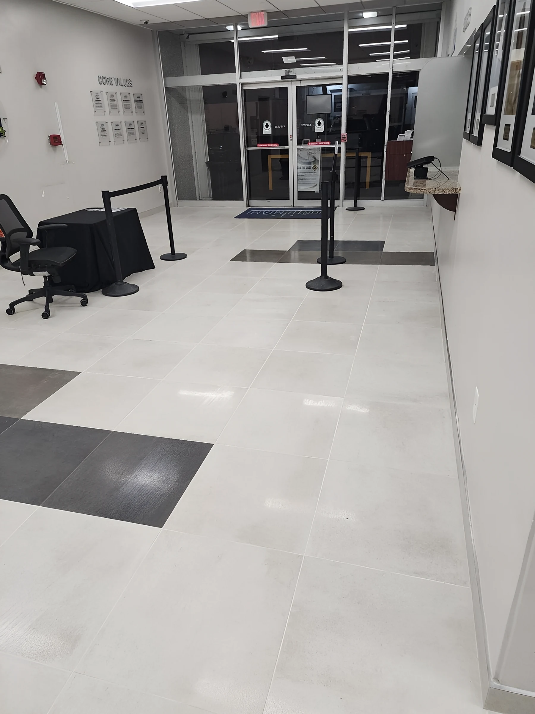 El área de mostradores de servicio sobre el nuevo piso
