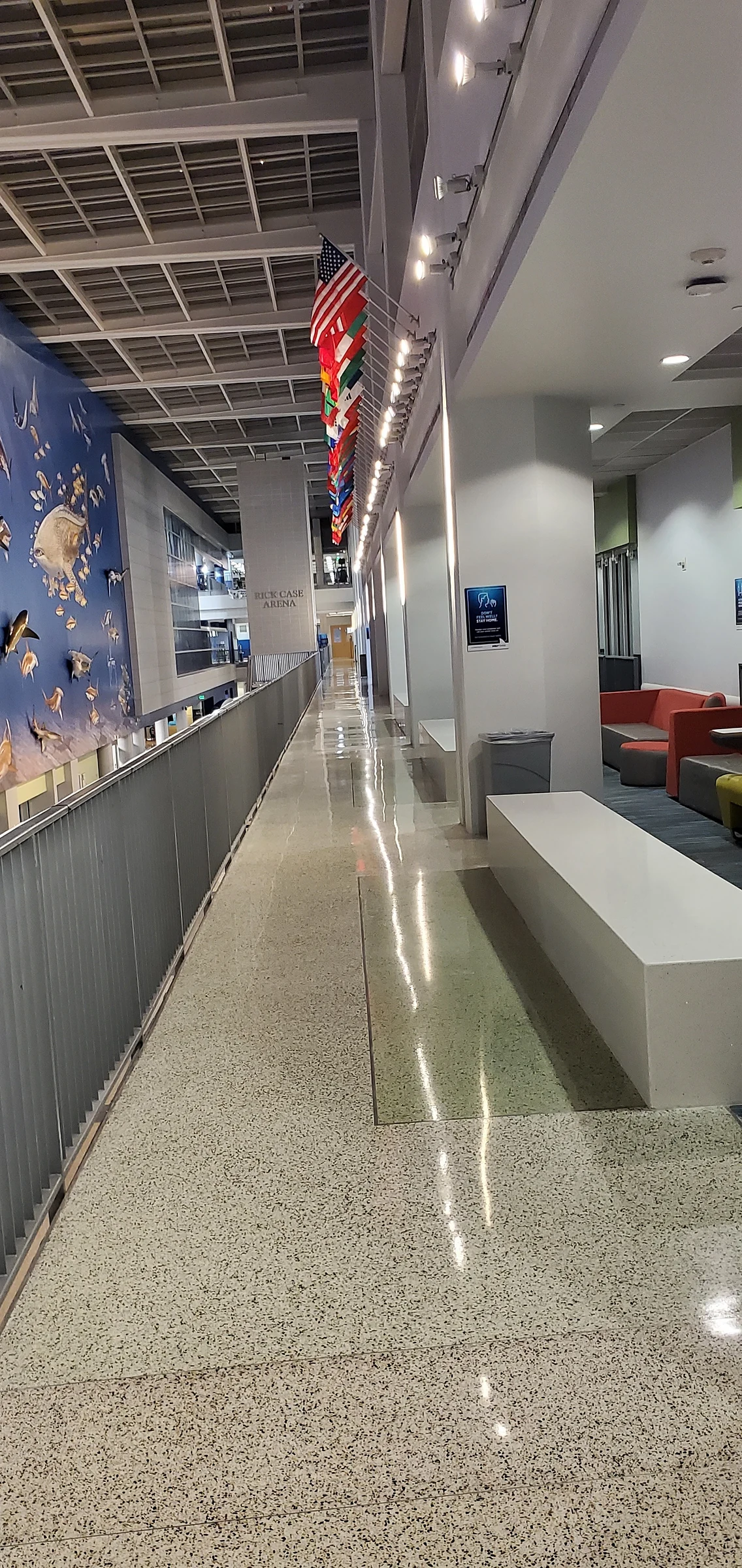 La galería del segundo piso y sus salas de estar