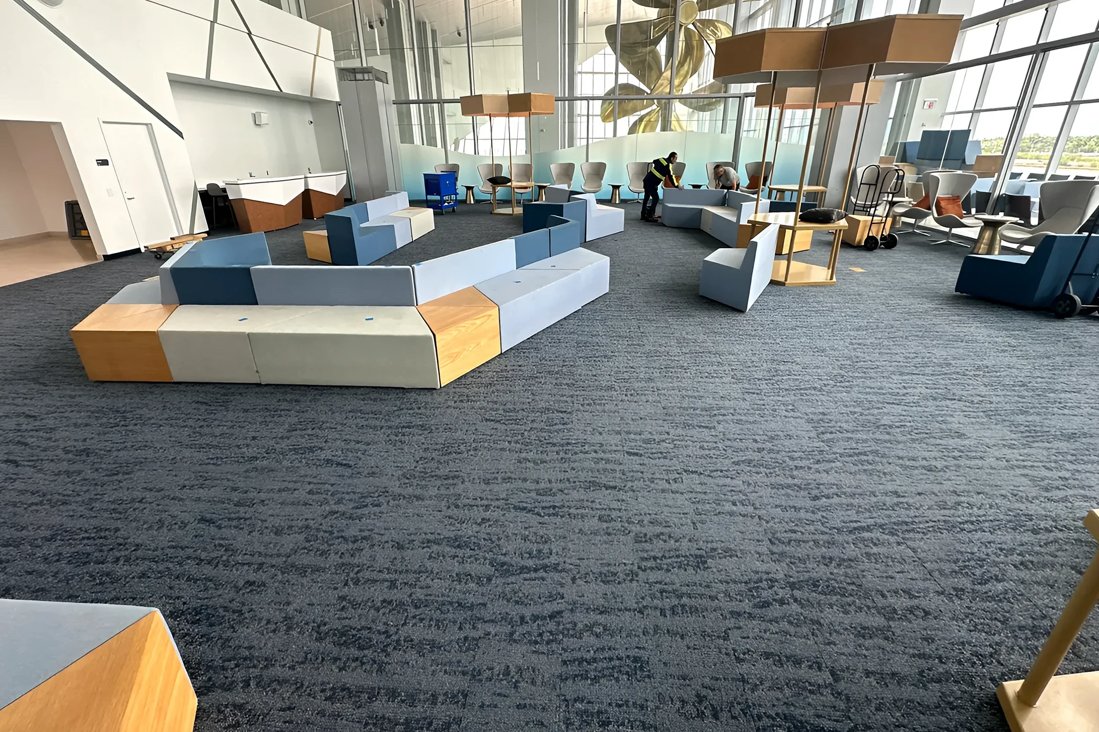 El área de asientos de la sala de suites bajo el techo escultórico
