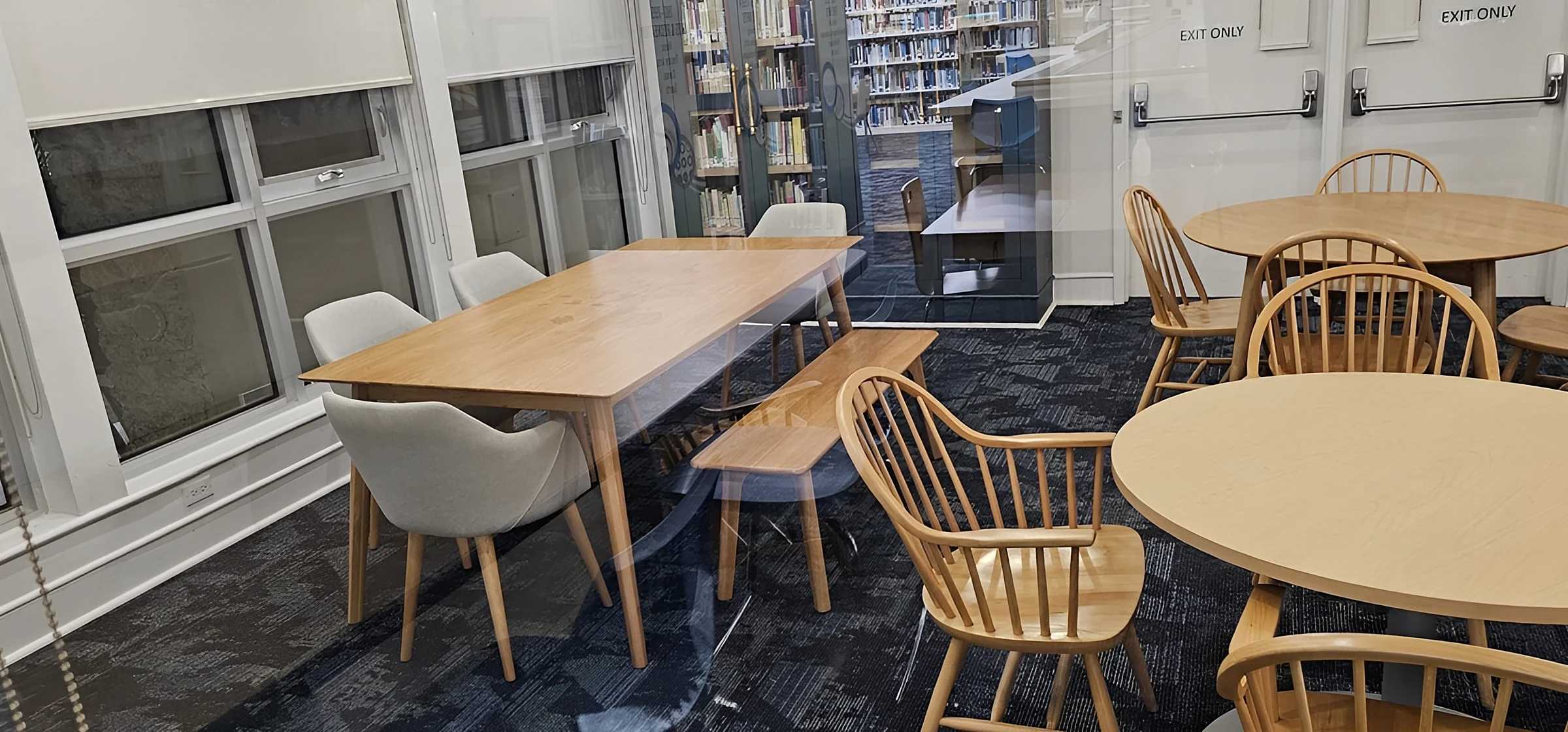 Sala de lectura de biblioteca sobre loseta de alfombra azul marino
