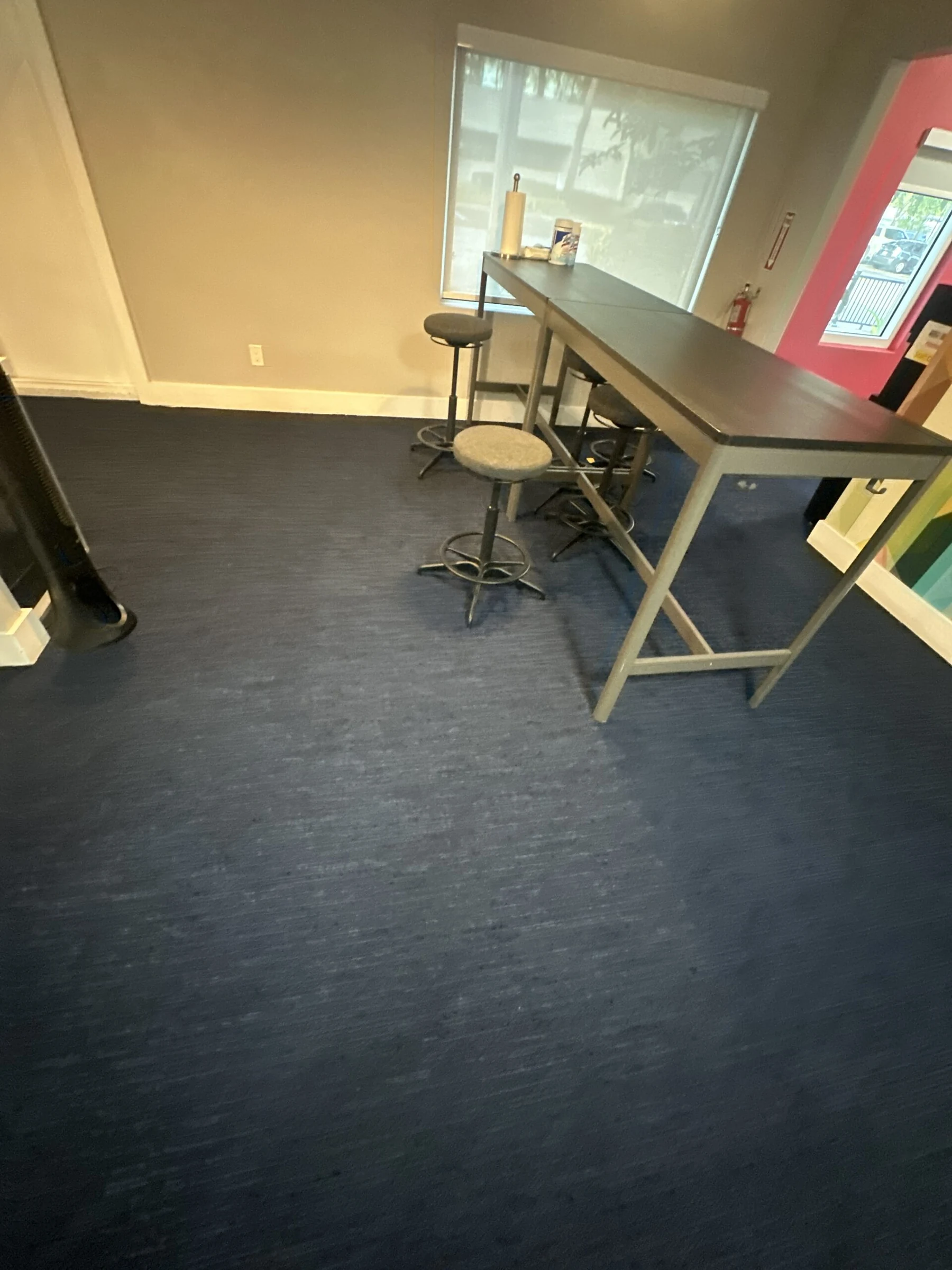 Un área de trabajo con mesas altas